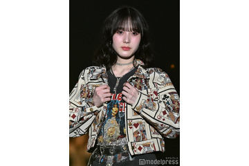 本田紗来、フリルミニスカ×タイツコーデ トランプジャケットで個性派スタイリング【TGCあいち・なごや2026】 画像