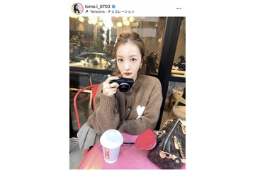 板野友美、キュートなブラウンニット×ポニテSHOTに反響「可愛すぎて尊い」「存在が映えてる」 画像