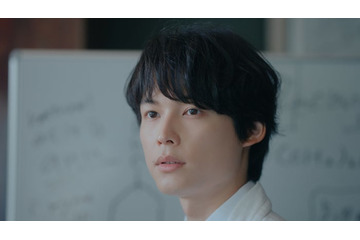 SixTONES松村北斗、新CMで研究熱心な“理系男子”に ヘアケアブランドアンバサダー就任 画像