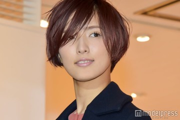藤井萩花、レザージャケットから圧巻美脚披露「大人の色気」「引き込まれる」の声 画像