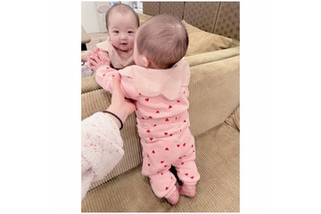 辻希美「鏡がお好き」自分を見つめる次女のキュートSHOTを公開 画像