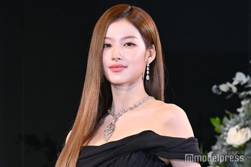 TWICEサナ「年に一度」素肌輝くオーバーオール＆ベアトップ姿披露「スタイルが神」「美しさレベチ」の声 画像