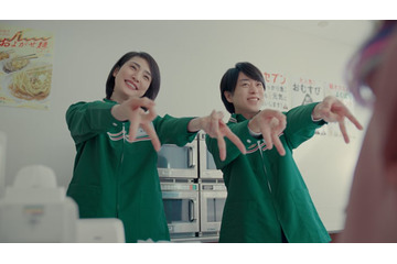 櫻井翔＆天海祐希、エルフ荒川とセブン新CMでギャルピース披露 相葉雅紀も爽やかに挨拶 画像