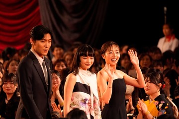 見上愛＆森田望智、ドレスから美肩披露 松谷鷹也は黒スーツでオーラ放つ【第49回日本アカデミー賞】 画像