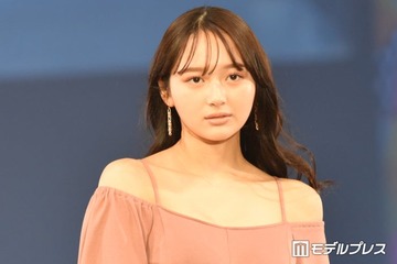 加藤栞、海辺ビキニショットで圧倒的美スタイル披露「半分以上が脚で衝撃」「見返り美人」の声 画像
