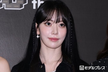 LE SSERAFIMサクラ、美脚際立つミニワンピ×ジャケットコーデ披露「おしゃれすぎる」「犬の散歩してるだけで絵になる」の声 画像