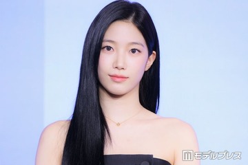 LE SSERAFIMカズハ、ミニ丈黒ドレスで圧巻の脚線美披露 “カメラ映え”意識のメイク術明かす 画像