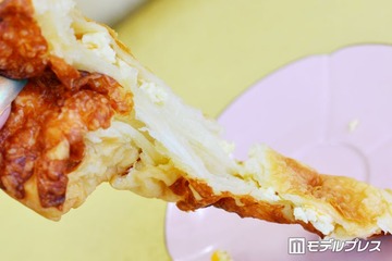 ファミマ“超も～っちり”の新作チーズパンとメロンパンを実食！「濃厚」「もちもち」食感＆味わいに反響 画像