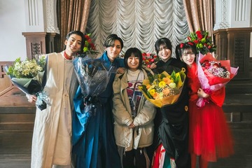 キンプリ永瀬廉＆吉川愛、“舞踏会ダンスシーン”で揃ってクランクアップ “チーム鬼花”笑顔の完走【鬼の花嫁】 画像