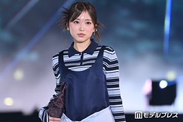 矢吹奈子、ミニ丈ワンピでスラリ美脚披露 爽やかポロニット×腰巻きスタイルでハイセンスな着こなし【ガルアワ2026SS】 画像