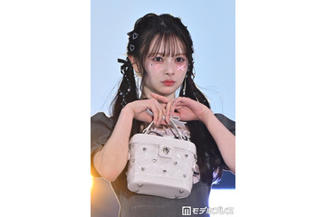 AKB48新センター・伊藤百花、ツインテール姿で甘めオーラ全開 ミニ丈ワンピから美脚披露【ガルアワ2026SS】 画像