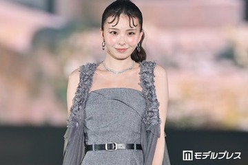 川口ゆりな、ガルアワ舞台裏ショットで美脚スラリのミニスカ姿「異次元の脚の長さ」「お洒落すぎる」と反響 画像