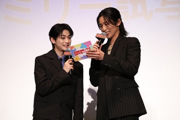 Snow Man目黒蓮＆高橋文哉、ファミリー約250人の前にサプライズ登場 憧れの家族像語る【SAKAMOTO DAYS】 画像