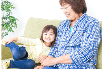 転んでしょんぼりする5歳の孫。70代の祖母が台所から持ってきた“もの”に「温かい気持ち」 画像