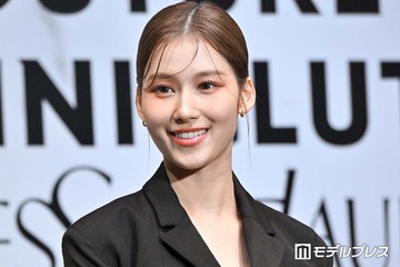 TWICEサナ、アンダーウェアチラ見せデニムコーデで圧巻美ウエスト輝く「くびれが美しすぎる」「女神」と反響続々 画像