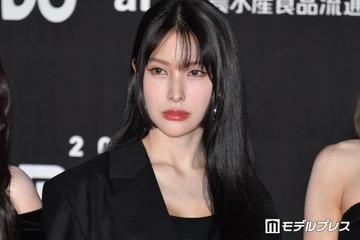 KARAギュリ、胸元ざっくり白ミニドレスで美脚全開「女神」「レベチスタイル」の声 画像