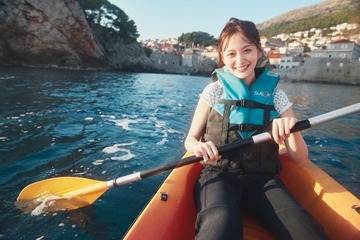 乃木坂46金川紗耶、カヌーに挑戦し“やんちゃ”な表情浮かべる 1st写真集先行カット第4弾解禁【好きのグラデーション】 画像