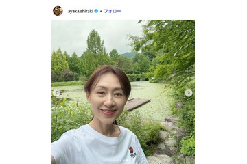 中山秀征の妻・白城あやか、三男との母校訪問ショット公開「イケメン」「どっちにも似てる」と反響 画像