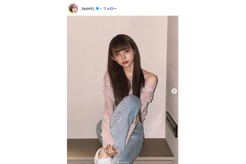 広島カープ小園海斗選手の妻・渡辺リサ、美脚際立つショーパン×ユニフォーム姿公開「何頭身ですか？」「圧倒的な美」の声 画像