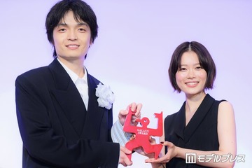 岡山天音、杉咲花サプライズ登場に照れ笑い 次回共演にも言及「恋人にはなれない？」【第63回ギャラクシー賞】 画像