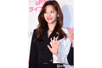 TWICEジョンヨン、大胆胸元開きキャミ姿のオフショットに熱視線「綺麗な鎖骨」「美の塊」 画像