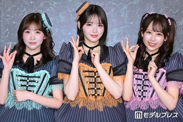 FRUITS ZIPPER、 ミニ丈衣装でお揃いポーズ “はちゃめちゃわちゃ”かわいい仕草も【Mrs. GREEN APPLE presents「CEREMONY」】 画像