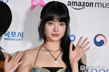 LE SSERAFIMウンチェ、変形トップス×ミニスカで大胆肌見せ「何頭身なの？」「破壊力すごい」と反響 画像