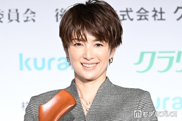 吉瀬美智子「本日よりクリクリパーマヘア」新ヘア公開で反響「雰囲気変わる」「オシャレですね」 画像