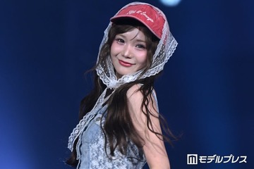 CUTIE STREET古澤里紗、ショート丈デニムビスチェ×レーススタイル「おしゃれすぎ」「透明感すごい」の声【オキコレ2026】 画像