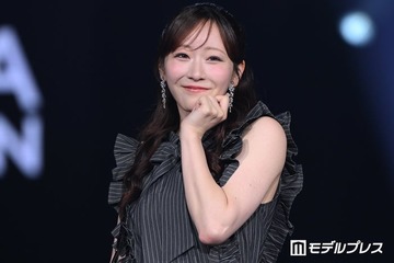 FRUITS ZIPPER真中まな、ミニ丈ワンピで華やかオーラ放つ「頭身すごい」「綺麗なお姉様」と絶賛の声【オキコレ2026】 画像