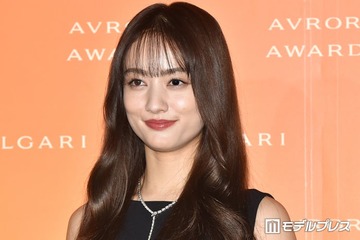 谷まりあ、美デコルテ輝く純白ドレス姿「イッテQ」パパラッチ出川哲朗とのオフショットも「映画のワンシーンみたい」「美しさが溢れてる」 画像