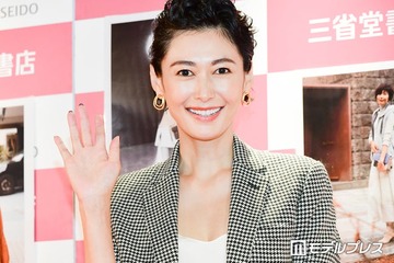 2児の母・田丸麻紀、変顔ブームの息子たちとの3ショット公開 長男スタイリングの“なんとなくオソロ”コーデの2人に「センス抜群」「バリの雰囲気にピッタリ」と反響 画像