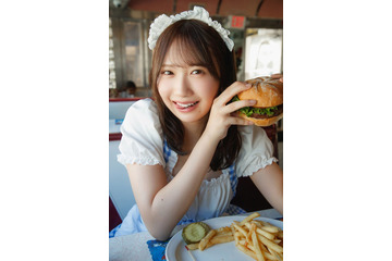 日向坂46藤嶌果歩、ウェイトレス姿でのもぐもぐカット 1st写真集先行カット第13弾解禁【果実の歩幅】 画像
