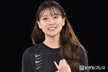 重盛さと美、胸元輝くオフショル×黒髪センター分けのショットに反響「セクシーでドキッとした」「綺麗なお姉さん」 画像
