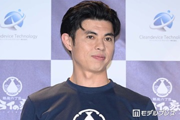小島よしお、屋台の前で息子抱っこ 2ショットに反響「笑顔が爽やか」「ほのぼのしてて癒される」 画像