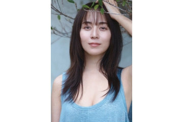 比嘉愛未「FRIDAY」初表紙＆巻頭グラビアで美肌輝く 画像
