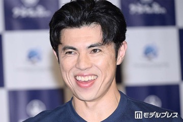 小島よしお、2歳息子との仲良しディズニーショット公開「すくすく大きくなってる」「いたずらっ子で可愛い」 画像