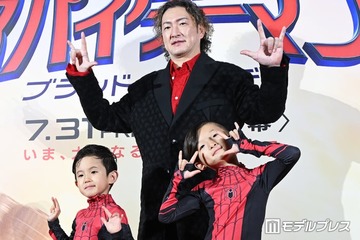 中村獅童＆陽喜・夏幹親子「スパイダーマン」イベント登場で糸放つパフォーマンス披露 息子2人と初登場に「非常に感慨深いです」 画像