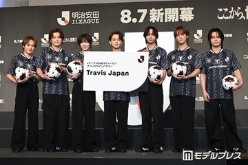 Travis Japan、JリーグSPアンバサダー就任「夢が叶った」“特大名刺パネル”＆公式試合球贈呈に全力歓喜 画像