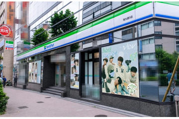 VIBYがファミマとコラボ、日本武道館近くで店舗ラッピング＆限定ブロマイドを全国展開 画像