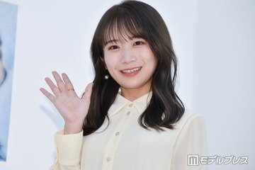 秋元真夏、黒ノースリの自撮りショット公開「肌が発光してる」「デコルテも綺麗」と絶賛の声 画像