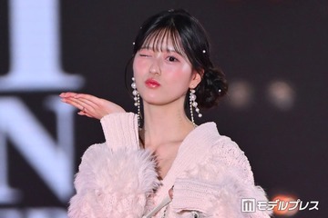 AKB48八木愛月、ウィンク＆投げキスでファン悶絶 オーバーサイズニットから美脚スラリ【関コレ2026A/W】 画像