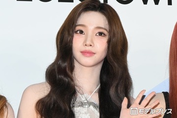 aespaカリナ、美脚際立つミニスカ×ブーツの空港ショットに反響「美しすぎる」「映画のワンシーンみたい」 画像