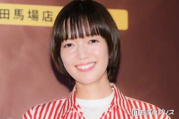 佐藤栞里、フライドチキン調理体験に歓喜 実食中は「指までおいしい」 画像