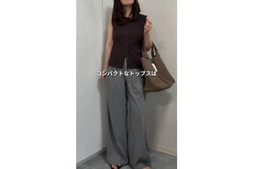 大人かわいい！ダークブラウンのノースリ＆グレーのワイドパンツで作るシックな着こなし【40代の毎日コーデ】 画像