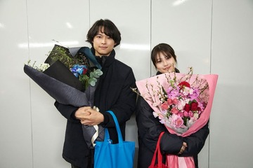SixTONES松村北斗＆今田美桜ら、豪華キャストがクランクアップ 花束手に持ち晴れやかな表情【映画「白鳥とコウモリ」】 画像