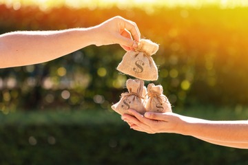 「自然にお金がたまる人」は腰を曲げない？言われてみればその通りの小さな習慣（前編） 画像