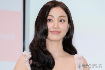 TWICEジヒョ、音楽フェスのオフショット公開 美ウエストチラ見せ衣装に「くびれが美しすぎる」「ボディラインにうっとり」と反響 画像