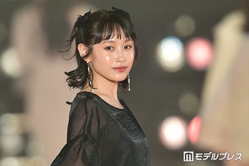 高橋愛、夫・あべこうじにハグ「体格差にキュンキュンする」「ラブラブな2人に癒された」と反響 画像