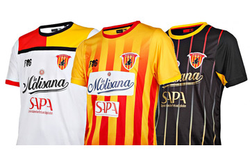 「ほうきに乗った魔女」のエンブレム！ベネヴェントの2017‐18ユニフォーム 画像